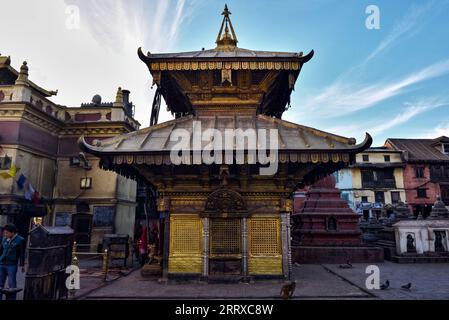 Der Ajima-Tempel in der Abenddämmerung im Swayambhunath-Tempelkomplex in Kathmandu, Nepal. Stockfoto