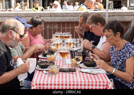 230904 -- LILLE, 4. September 2023 -- die Leute genießen Muscheln und Bier während des jährlichen Braderie de Lille Flohmarktes in Lille, Nordfrankreich, 3. September 2023. Die jährliche Braderie de Lille startete hier am ersten Septemberwochenende. Muscheln und pommes frites sind bei Touristen beliebt. Foto: /Xinhua FRANCE-LILLE-FLOA MARKET-FOOD SebastienxCourdji PUBLICATIONxNOTxINxCHN Stockfoto