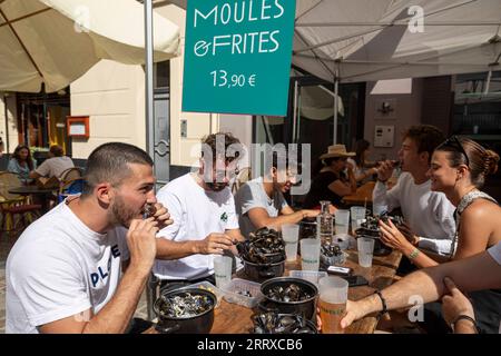 230904 -- LILLE, 4. September 2023 -- die Leute genießen Muscheln und Bier während des jährlichen Braderie de Lille Flohmarktes in Lille, Nordfrankreich, 3. September 2023. Die jährliche Braderie de Lille startete hier am ersten Septemberwochenende. Muscheln und pommes frites sind bei Touristen beliebt. Foto: /Xinhua FRANCE-LILLE-FLOA MARKET-FOOD SebastienxCourdji PUBLICATIONxNOTxINxCHN Stockfoto