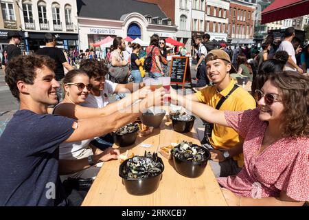 230904 -- LILLE, 4. September 2023 -- die Leute genießen Muscheln und Bier während des jährlichen Braderie de Lille Flohmarktes in Lille, Nordfrankreich, 3. September 2023. Die jährliche Braderie de Lille startete hier am ersten Septemberwochenende. Muscheln und pommes frites sind bei Touristen beliebt. Foto: /Xinhua FRANCE-LILLE-FLOA MARKET-FOOD SebastienxCourdji PUBLICATIONxNOTxINxCHN Stockfoto