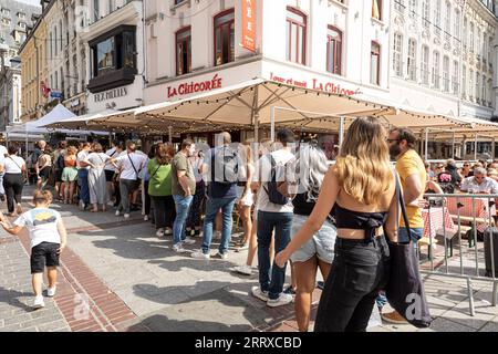 230904 -- LILLE, 4. September 2023 -- die Leute warten vor einem Restaurant, das Muscheln und Pommes frites anbietet, während des jährlichen Braderie de Lille Flohmarktes in Lille, Nordfrankreich, 3. September 2023. Die jährliche Braderie de Lille startete hier am ersten Septemberwochenende. Muscheln und pommes frites sind bei Touristen beliebt. Foto: /Xinhua FRANCE-LILLE-FLOA MARKET-FOOD SebastienxCourdji PUBLICATIONxNOTxINxCHN Stockfoto