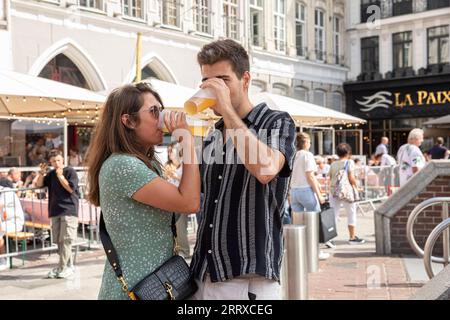 230904 -- LILLE, 4. September 2023 -- die Leute genießen Bier während des jährlichen Braderie de Lille Flohmarktes in Lille, Nordfrankreich, 3. September 2023. Die jährliche Braderie de Lille startete hier am ersten Septemberwochenende. Muscheln und pommes frites sind bei Touristen beliebt. Foto: /Xinhua FRANCE-LILLE-FLOA MARKET-FOOD SebastienxCourdji PUBLICATIONxNOTxINxCHN Stockfoto