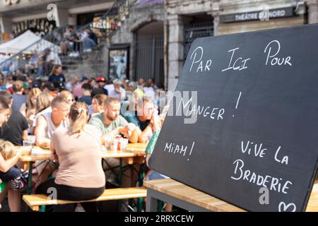 230904 -- LILLE, 4. September 2023 -- die Leute genießen Muscheln während des jährlichen Braderie de Lille Flohmarktes in Lille, Nordfrankreich, 3. September 2023. Die jährliche Braderie de Lille startete hier am ersten Septemberwochenende. Muscheln und pommes frites sind bei Touristen beliebt. Foto: /Xinhua FRANCE-LILLE-FLOA MARKET-FOOD SebastienxCourdji PUBLICATIONxNOTxINxCHN Stockfoto