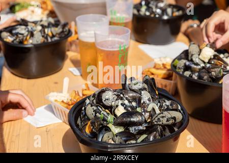 230904 -- LILLE, 4. September 2023 -- die Leute genießen Muscheln und Bier während des jährlichen Braderie de Lille Flohmarktes in Lille, Nordfrankreich, 3. September 2023. Die jährliche Braderie de Lille startete hier am ersten Septemberwochenende. Muscheln und pommes frites sind bei Touristen beliebt. Foto: /Xinhua FRANCE-LILLE-FLOA MARKET-FOOD SebastienxCourdji PUBLICATIONxNOTxINxCHN Stockfoto