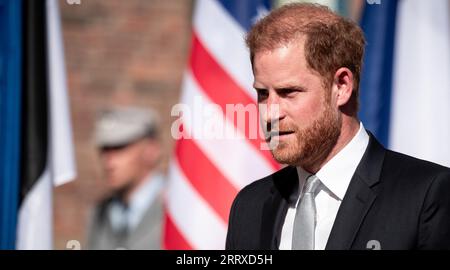 Düsseldorf, Deutschland. September 2023. Prinz Harry kommt zur Eröffnung der 6. Invictus-Spiele im Rathaus an. Delegationen aus den 21 teilnehmenden Nationen und Gäste treffen sich bei einem Empfang des Oberbürgermeisters im Düsseldorfer Rathaus. Der Paralympische Wettbewerb für kriegsbehinderte Athleten wird erstmals in Deutschland ausgetragen. Quelle: Fabian Strauch/dpa/Alamy Live News Stockfoto