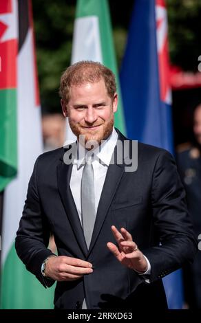 Düsseldorf, Deutschland. September 2023. Prinz Harry kommt zur Eröffnung der 6. Invictus-Spiele im Rathaus an. Delegationen aus den 21 teilnehmenden Nationen und Gäste treffen sich bei einem Empfang des Oberbürgermeisters im Düsseldorfer Rathaus. Der Paralympische Wettbewerb für kriegsbehinderte Athleten wird erstmals in Deutschland ausgetragen. Quelle: Fabian Strauch/dpa/Alamy Live News Stockfoto