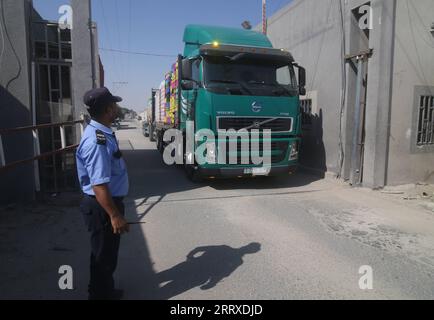 230905 -- GAZA, 5. September 2023 -- Ein palästinensischer Polizist steht am 5. September 2023 in der Nähe eines Lastwagens am Grenzübergang Kerem Shalom im südlichen Gazastreifen Rafah. Die israelischen Behörden sagten am Montag, dass sie den Export von Waren aus dem Gazastreifen ab Dienstag bis auf weiteres aussetzen werden, so palästinensische Quellen. Foto von /Xinhua MIDEAST-GAZA-RAFAH-GOODS-EXPORTING-SUSPENSION KhaledxOmar PUBLICATIONxNOTxINxCHN Stockfoto