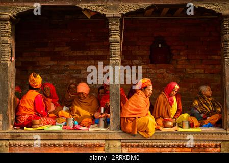 Die Familie der Verstorbenen versammelte sich hier, während sie auf die Feuerbestattung am Bagmati River im Pashupatinath-Tempel wartete. Stockfoto