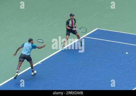 Matthew Ebden aus Australien und Rohan Bopanna in Aktion während des Endspiels der Männer Doppelmeisterschaft gegen Joe Salisbury aus Australien und Rajeev RAM aus den USA bei den US Open Championships im Billie Jean King Tennis Center in New York am 8. September 2023 Stockfoto