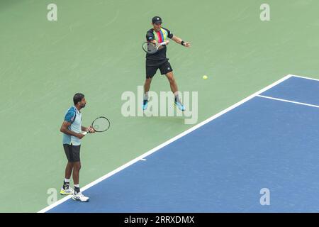 Matthew Ebden aus Australien und Rohan Bopanna in Aktion während des Endspiels der Männer Doppelmeisterschaft gegen Joe Salisbury aus Australien und Rajeev RAM aus den USA bei den US Open Championships im Billie Jean King Tennis Center in New York am 8. September 2023 Stockfoto