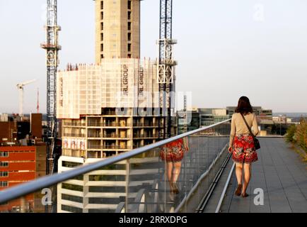 230906 -- BIRMINGHAM, 6. September 2023 -- Eine Frau beobachtet die Skyline von Birmingham, Großbritannien, 5. September 2023. Der Stadtrat von Birmingham im Vereinigten Königreich erklärte sich am Dienstag für bankrott. Der Rat gab bekannt, dass er seine Schulden, die er vor allem aufgrund von Ansprüchen auf gleiche Entlohnung von Personal und ehemaligen Mitarbeitern aufgebracht hat, nicht begleichen könne. BRITISCH-BIRMINGHAM-STADT-RAT-KONKURS LixYing PUBLICATIONxNOTxINxCHN Stockfoto