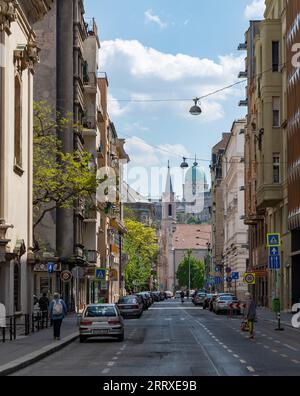 Ein Bild der Fo-Straße in Budapest, mit der Kapuzinerkirche und der Buda-Burg am anderen Ende Stockfoto