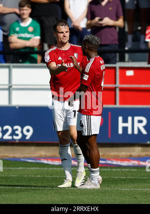 Matt Smith von Salford City (links) feiert mit Ossama Ashley, nachdem er das erste Tor ihrer Mannschaft im Spiel während des Spiels der Sky Bet League Two im Peninsula Stadium in Salford erzielt hat. Bilddatum: Sonntag, 9. September 2023. Stockfoto