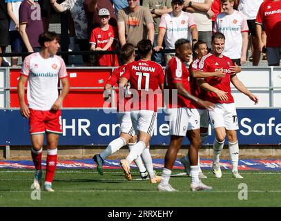 Matt Smith Robert Jones (rechts) von Salford City feiert das erste Tor ihrer Mannschaft während des Spiels der Sky Bet League Two im Peninsula Stadium in Salford. Bilddatum: Sonntag, 9. September 2023. Stockfoto