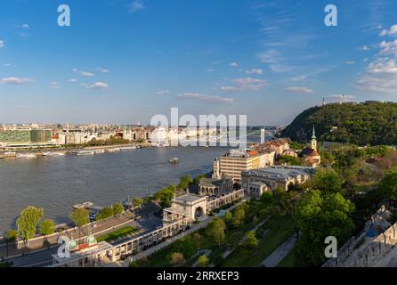 Ein Bild von vielen Sehenswürdigkeiten Budapests, wie der Elisabethbrücke, der St. Katharina von Alexandria Kirche, Freiheitsstatue und Varkert Bazar c Stockfoto