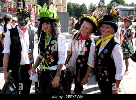 Canterbury, Kent, Großbritannien. September 2023. East Kent Morris Tänzerinnen. Nach dem jährlichen Hop Hoodening Service in der Kathedrale von Canterbury treten Morris-Tänzerinnen ihre traditionellen Tänze in der heißen Hitze auf. Quelle: DAVE BAGNALL / Alamy Live News Stockfoto