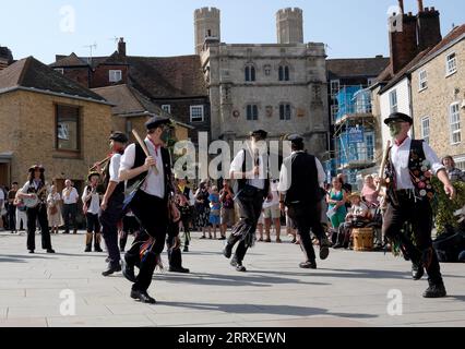 Canterbury, Kent, Großbritannien. September 2023. East Kent Morris Tänzerinnen. Nach dem jährlichen Hop Hoodening Service in der Kathedrale von Canterbury treten Morris-Tänzerinnen ihre traditionellen Tänze in der heißen Hitze auf. Quelle: DAVE BAGNALL / Alamy Live News Stockfoto