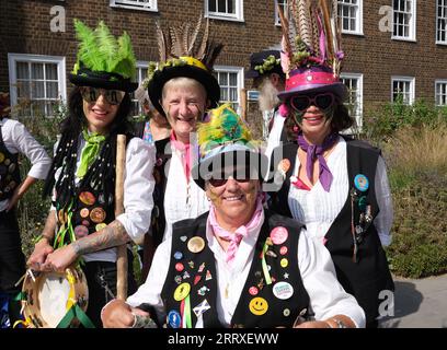 Canterbury, Kent, Großbritannien. September 2023. East Kent Morris Tänzerinnen. Nach dem jährlichen Hop Hoodening Service in der Kathedrale von Canterbury treten Morris-Tänzerinnen ihre traditionellen Tänze in der heißen Hitze auf. Quelle: DAVE BAGNALL / Alamy Live News Stockfoto