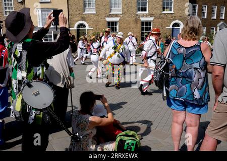 Canterbury, Kent, Großbritannien. September 2023. East Kent Morris Tänzerinnen. Nach dem jährlichen Hop Hoodening Service in der Kathedrale von Canterbury treten Morris-Tänzerinnen ihre traditionellen Tänze in der heißen Hitze auf. Quelle: DAVE BAGNALL / Alamy Live News Stockfoto