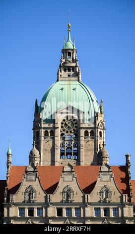 Hannover, Deutschland. September 2023. Der Rathausturm mit Turmuhr und Kuppel. Quelle: Julian Stratenschulte/dpa/Alamy Live News Stockfoto