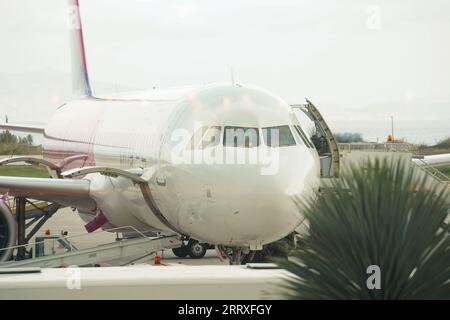 Rhodos, Griechenland - 6. April 2023: Wizzair-Flugzeug auf dem Flughafen Rhodos in der Region Paradisi, 16 km von der Stadt entfernt. Stockfoto