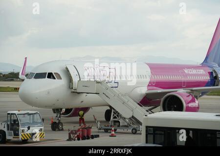 Rhodos, Griechenland - 6. April 2023: Wizzair-Flugzeug auf dem Flughafen Rhodos in der Region Paradisi, 16 km von der Stadt entfernt. Stockfoto