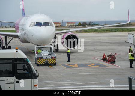 Rhodos, Griechenland - 6. April 2023: Wizzair-Flugzeug auf dem Flughafen Rhodos in der Region Paradisi, 16 km von der Stadt entfernt. Stockfoto