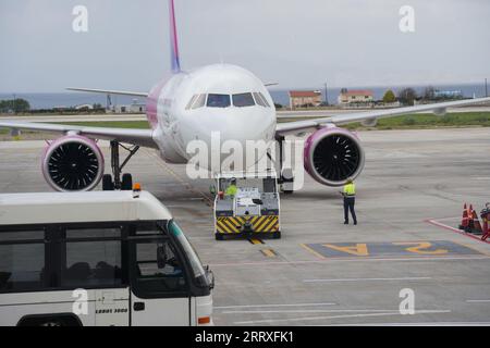 Rhodos, Griechenland - 6. April 2023: Wizzair-Flugzeug auf dem Flughafen Rhodos in der Region Paradisi, 16 km von der Stadt entfernt. Stockfoto