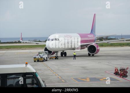 Rhodos, Griechenland - 6. April 2023: Wizzair-Flugzeug auf dem Flughafen Rhodos in der Region Paradisi, 16 km von der Stadt entfernt. Stockfoto