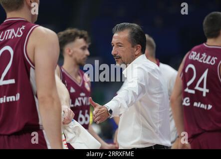 Manila, Philippinen. September 2023. Der lettische Cheftrainer Luca Banchi (C) ermutigt die Spieler bei den Klassifikationsspielen 5-6 zwischen Lettland und Litauen bei der FIBA-Weltmeisterschaft 2023 in Manila, Philippinen, 9. September 2023. Quelle: Meng Yongmin/Xinhua/Alamy Live News Stockfoto