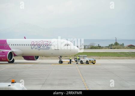 Rhodos, Griechenland - 6. April 2023: Wizzair-Flugzeug auf dem Flughafen Rhodos in der Region Paradisi, 16 km von der Stadt entfernt. Stockfoto