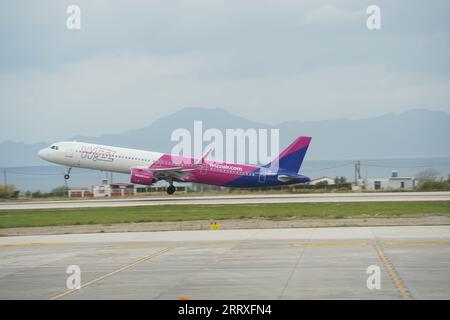 Rhodos, Griechenland - 6. April 2023: Wizzair-Flugzeug Airbus A321startet von der Start- und Landebahn auf dem Flughafen in Rhodos Stockfoto