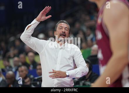 Manila, Philippinen. September 2023. Der lettische Cheftrainer Luca Banchi reagiert bei den Klassifikationsspielen 5-6 zwischen Lettland und Litauen bei der FIBA-Weltmeisterschaft 2023 in Manila, Philippinen, 9. September 2023. Quelle: Meng Yongmin/Xinhua/Alamy Live News Stockfoto