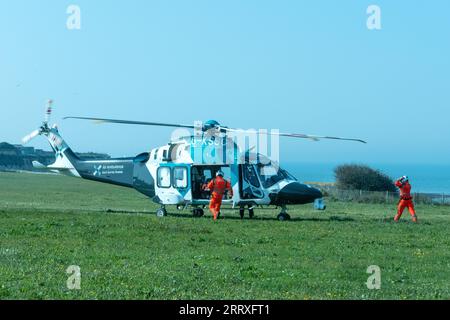 AW 169 Hubschrauber der Kent Surrey Sussex Air Ambulance sammelt Paramedics in Birchington Kent Stockfoto