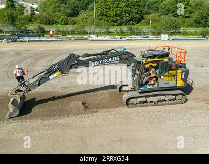 Pontyclun, Wales - 7. September 2023: Drohnen-Ansicht eines Baggers, der den Boden abkratzt, um den Parkplatz für einen neuen Supermarkt in Südwales vorzubereiten Stockfoto