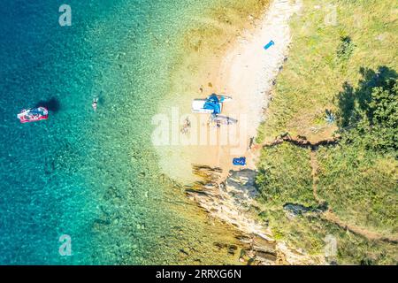 Idyllischer Strand auf der Insel Rab mit Blick aus der Luft, Inselgruppe von Kroatien Stockfoto