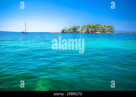 Idyllische Segelinsel auf der Insel Rab mit Blick auf den Archipel, türkisfarbenes Meer des Archipels von Kroatien Stockfoto