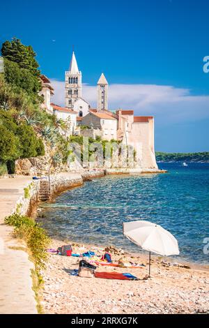 Historische Stadt Rab Türme und Blick auf den Strand, Archipel von Kroatien, Dalmatien Stockfoto