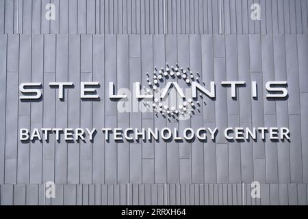 TURIN, ITALIEN, 8. September 2023 - Stellantis-Schild am Eingang des ersten Battery Technology Centre, eines der größten in Europa, am Mirafior Stockfoto