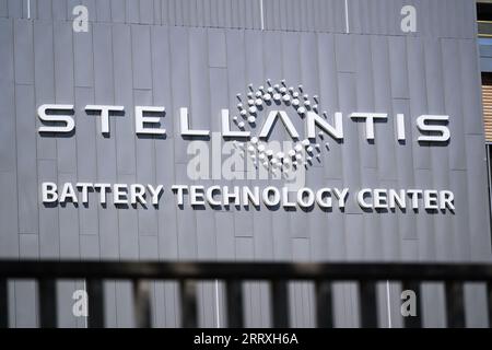 TURIN, ITALIEN, 8. September 2023 - Stellantis-Schild am Eingang des ersten Battery Technology Centre, eines der größten in Europa, am Mirafior Stockfoto