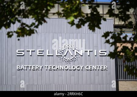 TURIN, ITALIEN, 8. September 2023 - Stellantis-Schild am Eingang des ersten Battery Technology Centre, eines der größten in Europa, am Mirafior Stockfoto