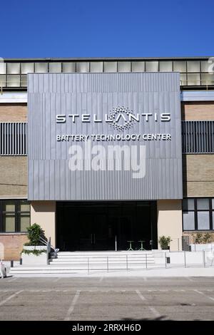 TURIN, ITALIEN, 8. September 2023 - Stellantis-Schild am Eingang des ersten Battery Technology Centre, eines der größten in Europa, am Mirafior Stockfoto