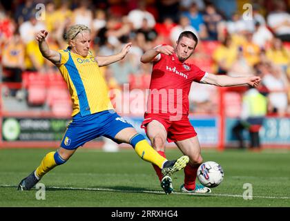 Aaron Lewis von Mansfield Town fordert Accrington Stanley Liam Coyle (rechts) während des Spiels der Sky Bet League Two im Wham Stadium in Accrington heraus. Bilddatum: Samstag, 9. September 2023. Stockfoto