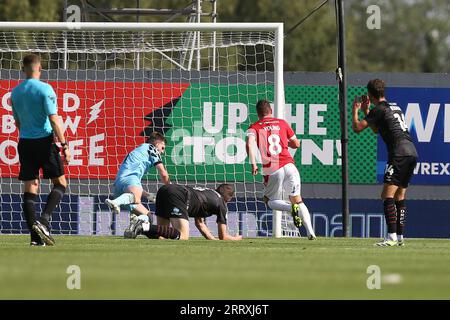 Wrexham, Großbritannien. September 2023. Luke Young von Wrexham erzielt sein Team das 1. Tor. EFL Skybet Football League Two Match, Wrexham gegen Doncaster Rovers bei STōK CAE Ras in Wrexham, Wales am Samstag, den 9. September 2023. Dieses Bild darf nur zu redaktionellen Zwecken verwendet werden. Nur redaktionelle Verwendung, .PIC von Chris Stading/ Credit: Andrew Orchard Sports Photography/Alamy Live News Stockfoto