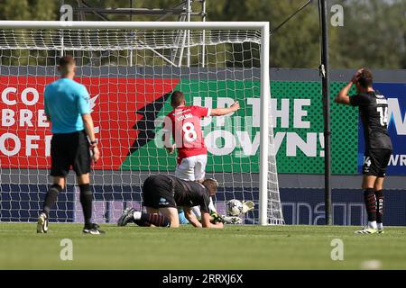 Wrexham, Großbritannien. September 2023. Luke Young von Wrexham erzielt sein Team das 1. Tor. EFL Skybet Football League Two Match, Wrexham gegen Doncaster Rovers bei STōK CAE Ras in Wrexham, Wales am Samstag, den 9. September 2023. Dieses Bild darf nur zu redaktionellen Zwecken verwendet werden. Nur redaktionelle Verwendung, .PIC von Chris Stading/ Credit: Andrew Orchard Sports Photography/Alamy Live News Stockfoto