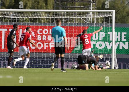 Wrexham, Großbritannien. September 2023. Luke Young von Wrexham erzielt sein Team das 1. Tor. EFL Skybet Football League Two Match, Wrexham gegen Doncaster Rovers bei STōK CAE Ras in Wrexham, Wales am Samstag, den 9. September 2023. Dieses Bild darf nur zu redaktionellen Zwecken verwendet werden. Nur redaktionelle Verwendung, .PIC von Chris Stading/ Credit: Andrew Orchard Sports Photography/Alamy Live News Stockfoto