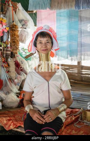 Porträt einer langhalsigen Stammesfrau der Karen an ihrem Handwerksstand im Long Neck Karen Village. Die Stammesgruppe Karen floh aufgrund eines Konflikts mit dem Militärregime in Myanmar in den späten 1980er und frühen 1990er Jahren in die thailändische Grenzregion in den Flüchtlingslagern und sogar nach Jahren des Lebens in Thailand. die thailändische Staatsbürgerschaft wird ihnen immer noch verweigert. außerdem haben sie nur begrenzten Zugang zu Elektrizität, Straßen, Gesundheitsfürsorge und Schulen, so dass einige der Lager zu einem Touristenort wurden, der sich auf touristische Einnahmen autark und keine finanzielle Unterstützung benötigt. (Foto: Nathalie Jamois/SOPA Images/SIPA USA) Stockfoto