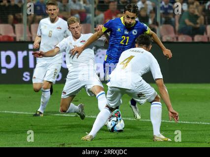 Zenica. September 2023. Amar Dedic (2. R) aus Bosnien und Herzegowina bricht während des Qualifikationsspiels der UEFA Euro 2024 Gruppe J zwischen Bosnien und Herzegowina und Liechtenstein in Zenica, Bosnien und Herzegowina, 8. September 2023 durch. Credit: Ermin/Xinhua/Alamy Live News Stockfoto