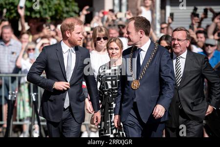 Düsseldorf, Deutschland. September 2023. Prinz Harry (links) nimmt an der Eröffnung der sechsten Ausgabe der Invictus-Spiele mit dem Bürgermeister der Stadt Düsseldorf, Stephan Keller, und dem deutschen Verteidigungsminister Boris Pistorius (hinten rechts) Teil. Quelle: Fabian Strauch/dpa/Alamy Live News Stockfoto