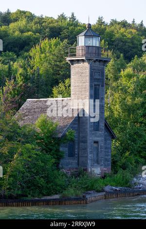 Wilder Schwarzbär am Fuße des East Channel Lighthouse in Munising Michigan Stockfoto